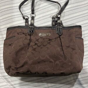 Coach shoulder brown purse. Great condition